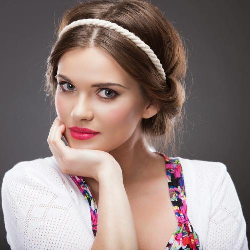 Греческая прическа с распущенными волосами. Греческие прически с повязкой