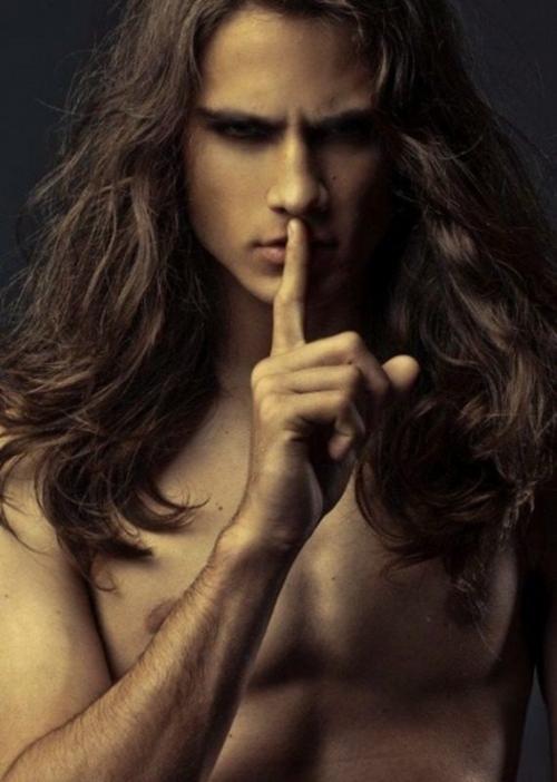 Кому идут длинные волосы мужчине. Что нового в стильных мужских образах