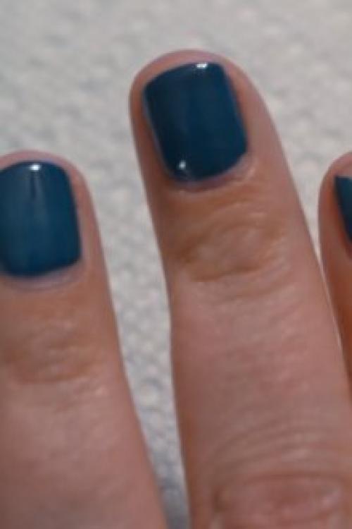 Гель-лак отслаивается пленкой. Почему отслаивается гель-лак от ногтей: причины и особенности