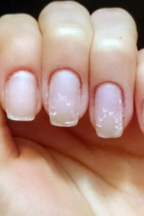 Гель-лак отслаивается пленкой. Почему отслаивается гель-лак от ногтей: причины и особенности