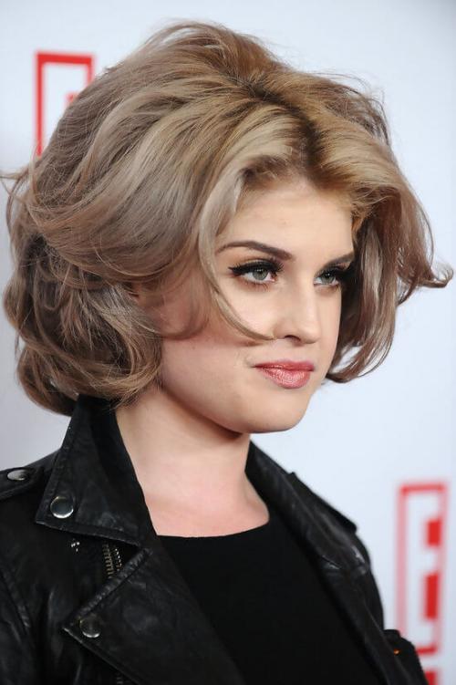 Как уложить волосы объемно. Объёмная укладка на средние волосы