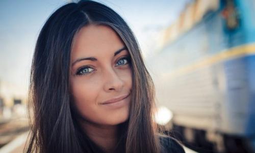 Какой цвет волос подходит к серо-синим глазам. Окрашивание волос для девушек со светлой кожей и серо-голубыми глазами