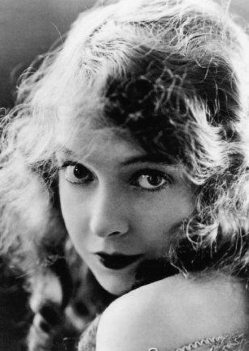 Прически старых времен. 1910-е Все внимание на: прическу и губы