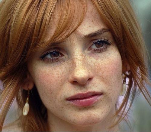 Карамельный цвет волос эстель. Карамельный цвет волос: фото, кому идет карамель, модные оттенки (светлый, темный, блондин, с мелированием и тп), палитра красок (лореаль, гарньер, syoss, эстель)