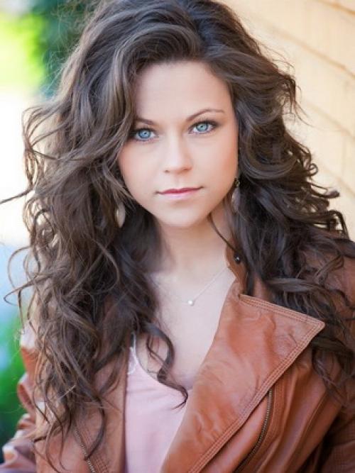 Как уложить пышные волосы. Как сделать прическу на пышные вьющиеся волосы