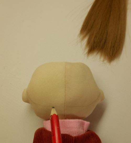 Как сделать волосы кукле из ниток для вязания. Мастер-класс: три способа пришить волосы кукле Тильде!