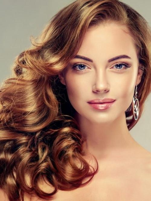 Как уложить пышные волосы. Как сделать прическу на пышные вьющиеся волосы