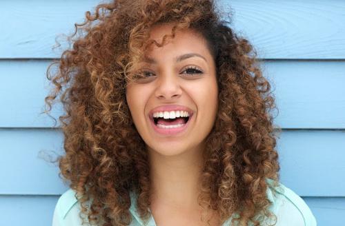 Укладка на кудрявые волосы средней длины своими руками. Как уложить кудрявые волосы?