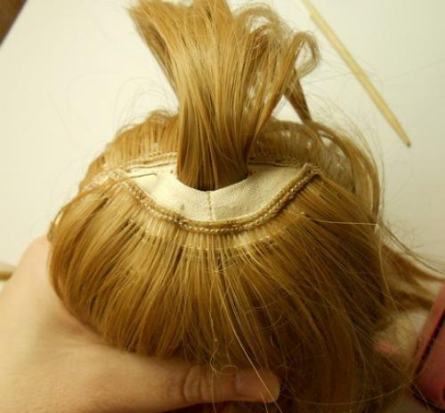 Как сделать волосы кукле из ниток для вязания. Мастер-класс: три способа пришить волосы кукле Тильде!