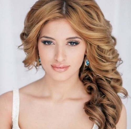 Укладка на кудрявые волосы. Прически для длинных кудрявых волос – тенденции 2019 года 19 Укладка на кудрявые волосы. Прически для длинных кудрявых волос – тенденции 2019 года 19