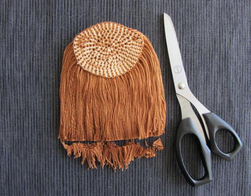 Как сделать волосы кукле из ниток для вязания. Мастер-класс: три способа пришить волосы кукле Тильде!