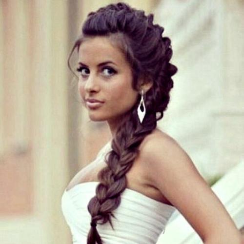 Коса объемная на бок. Коса сбоку обычным плетением