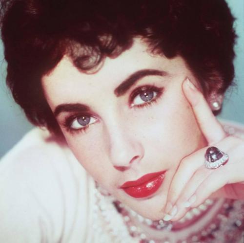 Уверенная в себе женщина глазами мужчин. 13 качеств магнетически притягательных женщин