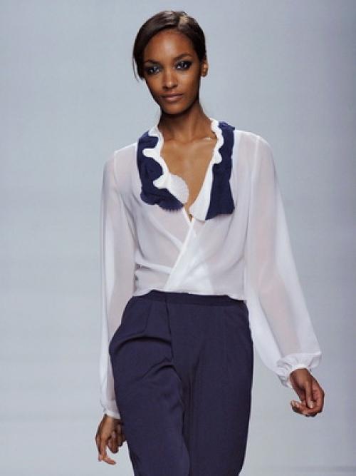 С чем носить прозрачную черную блузку. С чем носить блузку из прозрачной ткани 08