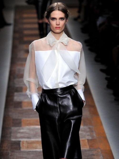 С чем носить прозрачную черную блузку. С чем носить блузку из прозрачной ткани 02