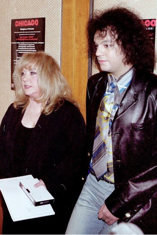 Киркоров и Пугачева развод. Киркоров тяжело переживал уход Пугачевой к Максиму Галкину. Филипп делал все, чтобы вернуть любимую женщину. Однако Примадонна оставалась непреклонной, считая, что певец переживает лишь о себе.