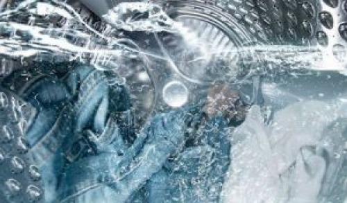 Как стирать джинсы с необработанным краем. Как стирать рваные джинсы в стиральной машине