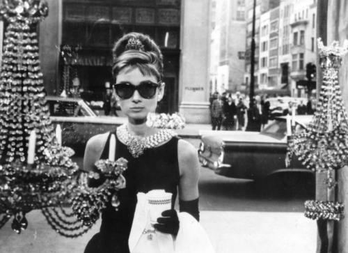 Обожаю людей которые заставляют меня смеяться. 15 лучших цитат Одри Хепберн: о красоте, жизни и любви.