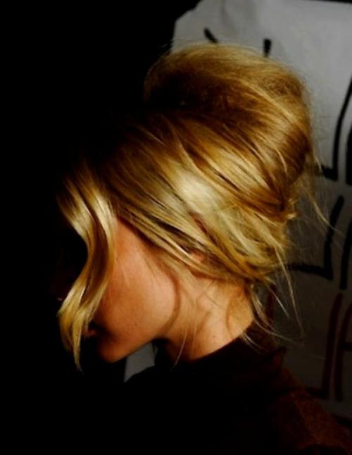 Прическа ракушка с валиком. Прическа валик: воплощение стильной элегантности