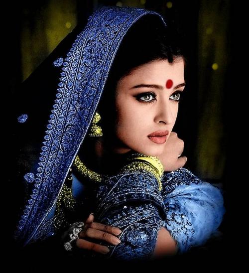 Бинди - это индийский символ мудрости и ума женщины