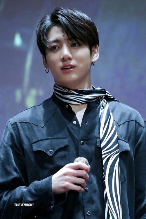 Можно ли айдолам встречаться. Встречаться с айдолом это: ...