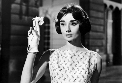 Обожаю людей которые заставляют меня смеяться. 15 лучших цитат Одри Хепберн: о красоте, жизни и любви.