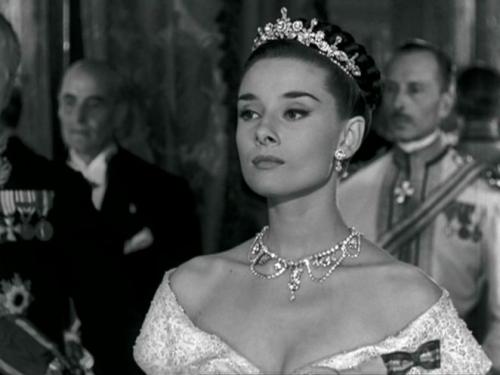 Обожаю людей которые заставляют меня смеяться. 15 лучших цитат Одри Хепберн: о красоте, жизни и любви.