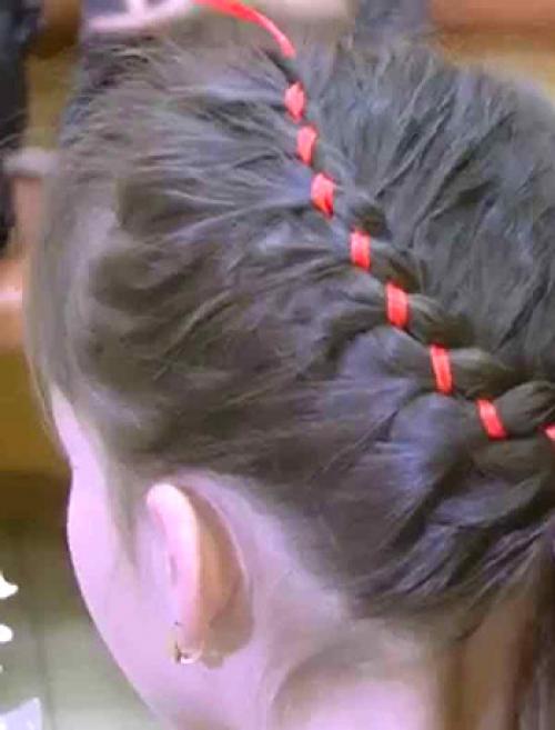 Пучок с лентой для девочки. Прически для девочек с атласными лентами на Новый год и другие праздники