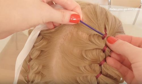 Пучок с лентой для девочки. Прически для девочек с атласными лентами на Новый год и другие праздники