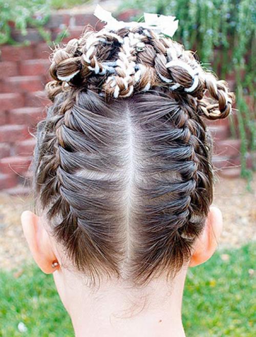 Пучок с лентой для девочки. Прически для девочек с атласными лентами на Новый год и другие праздники