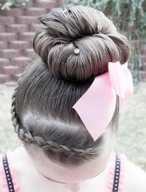Пучок с лентой для девочки. Прически для девочек с атласными лентами на Новый год и другие праздники