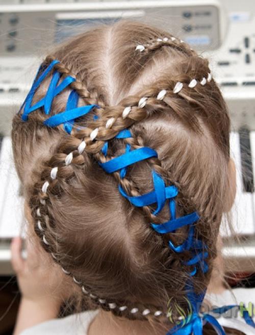 Пучок с лентой для девочки. Прически для девочек с атласными лентами на Новый год и другие праздники