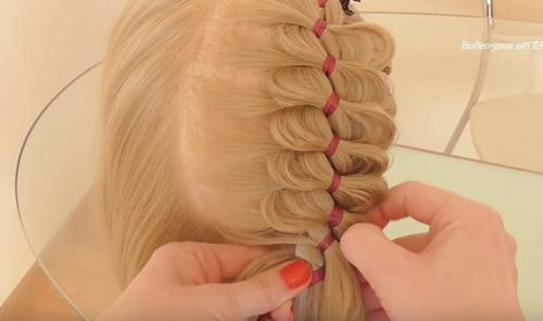 Пучок с лентой для девочки. Прически для девочек с атласными лентами на Новый год и другие праздники