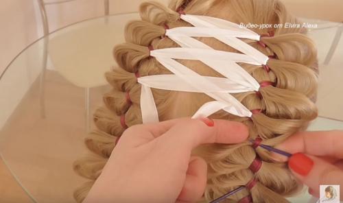 Пучок с лентой для девочки. Прически для девочек с атласными лентами на Новый год и другие праздники