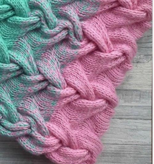 Шапка вязаная косами спицами женская схема. Удобная шапочка с объемными косами спицами