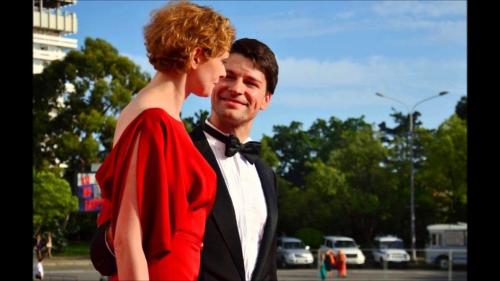 Даниил Страхов и его жена. Актер Даниил Страхов впервые вывел в свет свою жену и ее внешность тут же осудили критики