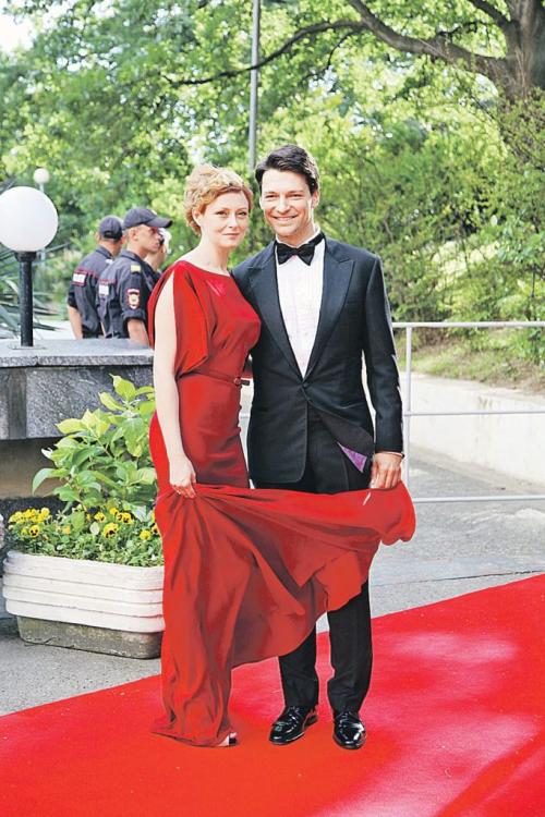 Даниил Страхов и его жена. Актер Даниил Страхов впервые вывел в свет свою жену и ее внешность тут же осудили критики