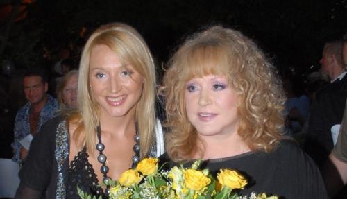 Стиль Кристины Орбакайте 2019. Кристина Орбакайте редко экспериментирует с внешностью. На этот раз певица решила удивить поклонников и опубликовала фотографии, на которых предстала в непривычном образе. Не все оценили преображение артистки.