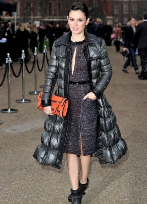 Какую обувь носить с длинным пуховиком. С чем носить длинный-предлинный пуховик