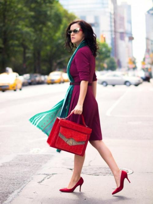 Красная юбка и черная блузка. Какую блузку надеть с красной юбкой 15