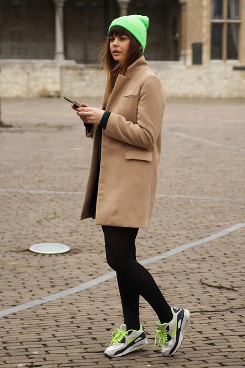 Как носить пальто с кроссовками. Какие модели пальто подходят