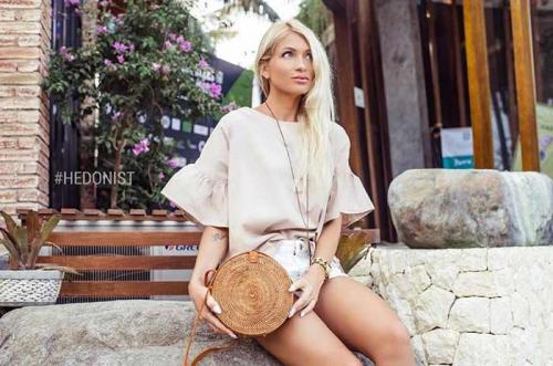 С чем носить блузку бежевую. Бежевая блузка или рубашка: как носить, чтобы выглядеть на миллион