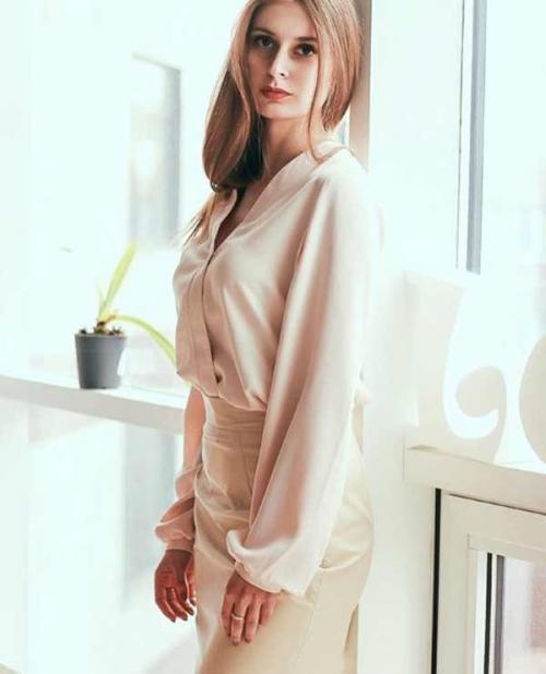 С чем носить блузку бежевую. Бежевая блузка или рубашка: как носить, чтобы выглядеть на миллион