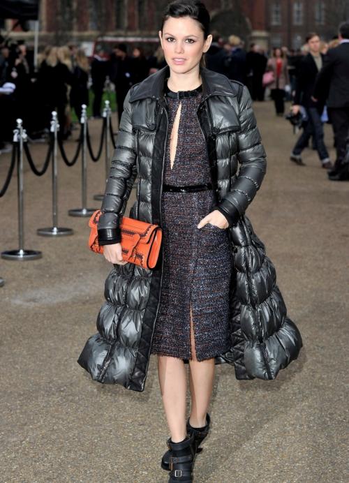 С какой обувью носить пальто черное. С какой обувью носить женское пальто до колена? 13