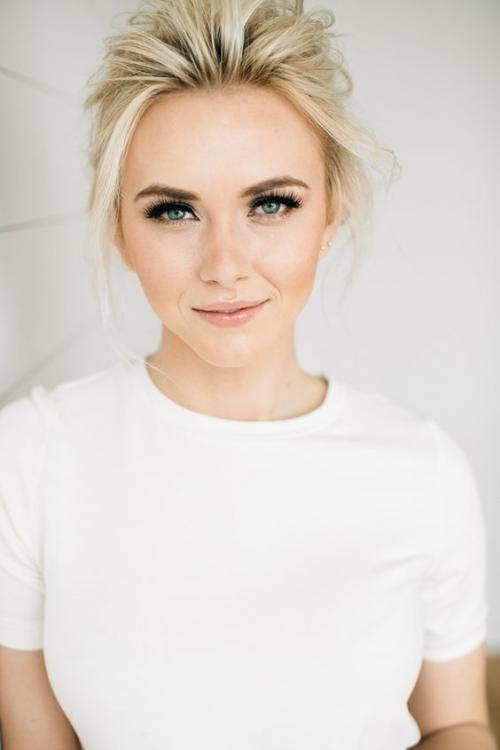 Вечерний образ для блондинки. Пошаговая инструкция: делаем стильный макияж для блондинок с голубыми, серыми и карими глазами (+ВИДЕО)