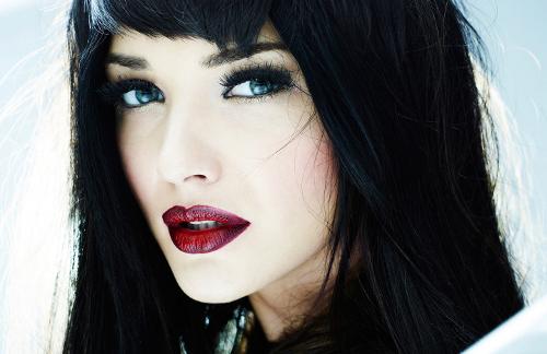 Вечерний образ для брюнеток. Роковая брюнетка: секреты стиля и красоты для темноволосых 03