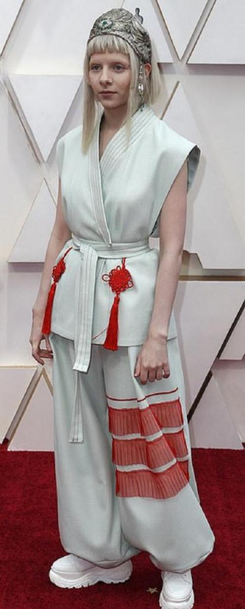 Самые безвкусные наряды звезд. Самые нелепые и безвкусные наряды знаменитостей за вторую половину декабря 05 Самые безвкусные наряды звезд. Самые нелепые и безвкусные наряды знаменитостей за вторую половину декабря 05