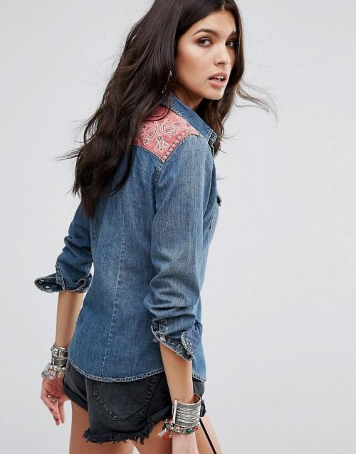 С чем носить джинсовую рубашку женскую. С чем носить джинсовую рубашку - идеи на заметку