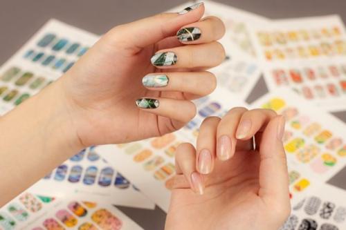 Маникюр со слайдерами. Как клеить слайдеры на ногти: подробная инструкция