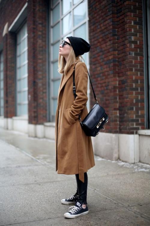Как носить пальто с кроссовками. Какие фасоны пальто можно сочетать с кроссовками